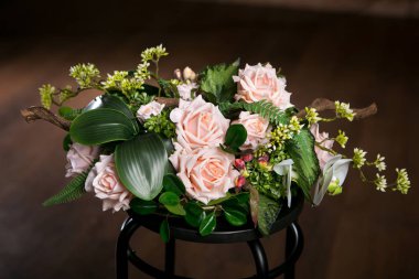 Karanlık bir arka plan üzerinde vazoda güzel karışık çiçekler Buket. Çiçekler çok güzel grup. Profesyonel çiçekçi eseri. Düğün veya ev dekor