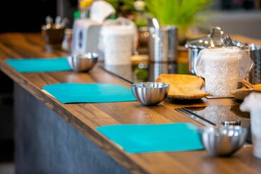 Ana sınıfı mutfakta. Cook'un işyeri. Pişirme süreci. Adım adım. Öğretici. Yakın çekim.