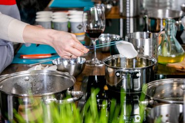 Chef malzemeler tuna tartare için hazırlar. Ana sınıfı mutfakta. Pişirme süreci. Adım adım. Öğretici. Yakın çekim.