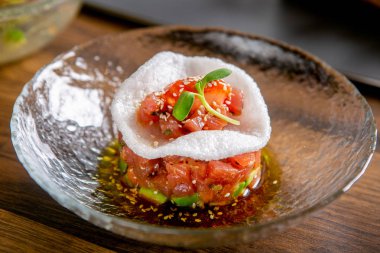 Bitmiş yemek düzeni. Ton balıklı tartar bir plaka üzerinde. Ana sınıfı mutfakta. Pişirme süreci. Adım adım. Öğretici. Yakın çekim.