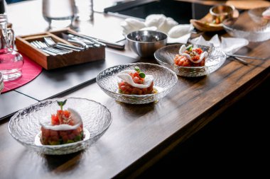 Bitmiş yemek düzeni. Ton balıklı tartar bir plaka üzerinde. Ana sınıfı mutfakta. Pişirme süreci. Adım adım. Öğretici. Yakın çekim.