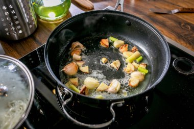 Şef fry sarımsak Pan. Ana sınıfı mutfakta. Pişirme süreci. Adım adım. Öğretici. Yakın çekim.