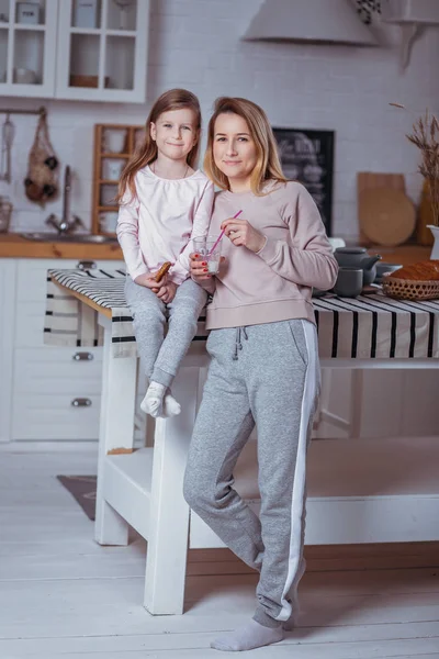 Feliz Niña Hermosa Madre Joven Desayunan Juntas Una Cocina Blanca — Foto de Stock