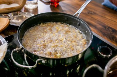 Pilaki sürecinde bir tavada sebze. Ana sınıfı mutfakta. Pişirme süreci. Adım adım. Öğretici. Yakın çekim