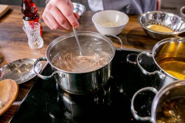 Cook tavada erişte ilave edin. Ana sınıfı mutfakta. Pişirme süreci. Adım adım. Öğretici. Yakın çekim