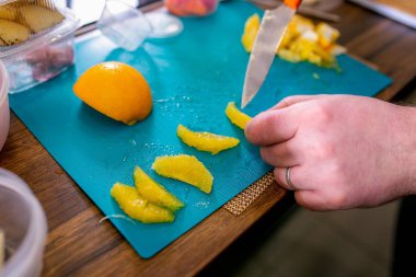 Cook bir portakal keser. Ana sınıfı mutfakta. Pişirme süreci. Adım adım. Öğretici. Yakın çekim