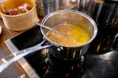 Suyu bir tencerede pişirilir. Ana sınıfı mutfakta. Pişirme süreci. Adım adım. Öğretici. Yakın çekim