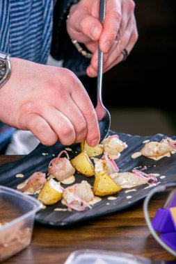 Şef füme yayın balığı ve pişmiş Ayva yemek süsleyen. Ana sınıfı mutfakta. Pişirme süreci. Adım adım. Öğretici. Yakın çekim