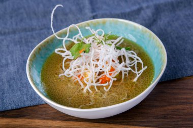 Selofan noodles ile füme yayın balığı çorbası Fo Bo. Bir profesyonel şef eseri. Bir restoran veya kafe menüsünden çanağı. Yakın çekim