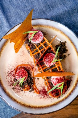 Tatlı çikolata pandispanya ve elma pastila. Avrupa mutfağı. Bir profesyonel şef eseri. Bir restoran veya kafe menüsünden çanağı. Yakın çekim