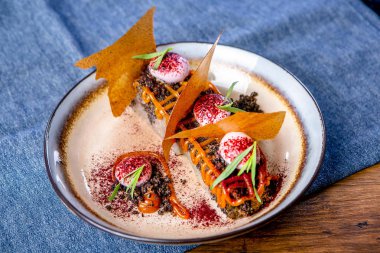 Tatlı çikolata pandispanya ve elma pastila. Avrupa mutfağı. Bir profesyonel şef eseri. Bir restoran veya kafe menüsünden çanağı. Yakın çekim