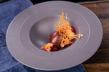 Çikolata krema ve pişmiş elma ile Tatlı. Fransız mutfağı. Profesyonel bir şefin işi. Bir restoran veya kafe menüsünden yemek. Close