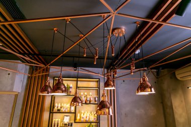Bir güzellik salonu veya restoranın iç mekanlarında modern ve endüstriyel tarzda lambalar. Loft tarzı designe iç