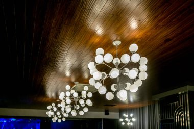 Bir güzellik salonu veya restoranın iç mekanlarında modern ve endüstriyel tarzda lambalar. Kabarcık gölgeli avizeler. Loft tarzı designe iç