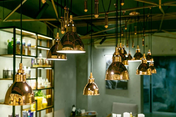 Modern és ipari stílusú lámpák egy szépségszalon vagy étterem belsejében. Loft stílusú designe belső — Stock Fotó