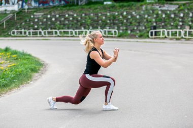 Fitness yaşam tarzı. Genç kadın atlayış yapıyor. Stadyumda antrenman. Sağlıklı yaşam kavramı