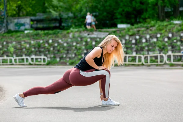 Styl życia fitness. Młoda kobieta robi rzuca na bok. Trening na stadionie. Koncepcja zdrowego życia. Zdjęcie poziome — Zdjęcie stockowe