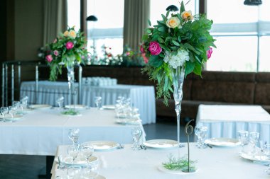 Güzel bir parti, düğün ya da diğer Festival olay için yüksek bir kök üzerinde bir vazoda çanak çömlek ve çiçek düzenleme ile sofra. Züccaciye Mağazaları ve yiyecek ve içecek olay yemek için çatal