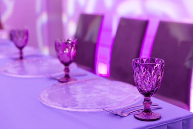 Bir parti, düğün ya da diğer Festival olay güzel tablo ayarı ile çanak çömlek. Züccaciye Mağazaları ve çatal bıçak takımı yiyecek ve içecek olay akşam yemeği için. Yatay fotoğraf