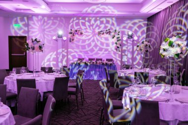 Mavi ve beyaz tonlarda düğün ziyafeti. Bir parti, düğün resepsiyon veya diğer festival olay için yüksek bir kök üzerinde bir vazo tabak ve beyaz çiçek düzenlemeleri ile güzel masa ayarı