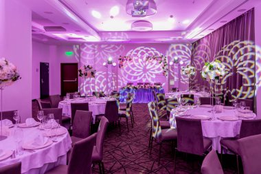 Mavi ve beyaz tonlarda düğün ziyafeti. Bir parti, düğün resepsiyon veya diğer festival olay için yüksek bir kök üzerinde bir vazo tabak ve beyaz çiçek düzenlemeleri ile güzel masa ayarı