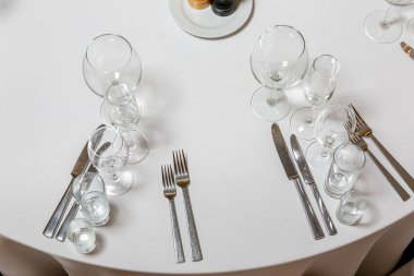 Bir parti, düğün resepsiyon veya diğer festival olay için çanak çömlek ile güzel masa ayarı. Yemeklik etkinlik yemeği için boş cam eşyalar ve çatal bıçak takımı. Yatay fotoğraf