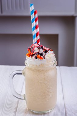 Deniz dikeni ve cholocale ile süslenmiş cam krem şanti ile alkolsüz süt parlak coctail. Yaz kuyrukları. Kafe veya restoran menüsü