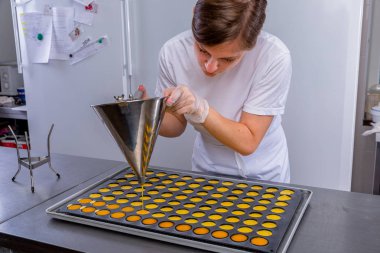 Mutfaktaki pasta şefi tutkulu meyveler yapıyor. Aşçı tutku meyvelerini kalıplara döküyor. Mutfakta master dersi var. Yemek pişirme süreci. Adım adım. Özel ders. Yakın plan.