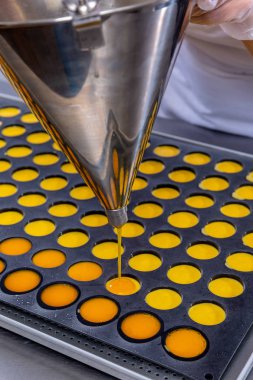 Mutfaktaki pasta şefi tutkulu meyveler yapıyor. Aşçı tutku meyvelerini kalıplara döküyor. Mutfakta master dersi var. Yemek pişirme süreci. Adım adım. Özel ders. Yakın plan.