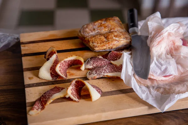 Trozos Carne Caballo Una Tabla Cortar Madera Con Cuchillo Clase Fotos de stock