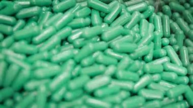 Yeşil kapsül hap ilaç toz makine toplama düşüyor.