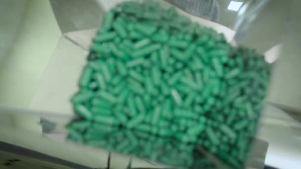 Enchendo a máquina de coleta de poeira farmacêutica com pílulas de cápsula verde . — Vídeo de Stock