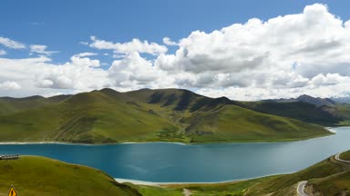 Dağ gölü Yamdrok Himalayalar Tibet