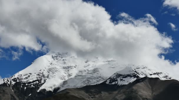Snötäckta topp och blå himmel med moln i den Himalaya berg Tibet — Stockvideo