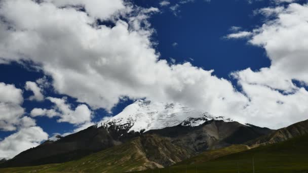 Snötäckta topp och blå himmel med moln i den Himalaya berg Tibet — Stockvideo