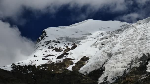 Karlı tepe ve mavi gökyüzü bulutlu Himalaya Dağları Tibet'te — Stok video