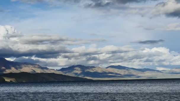 Dağ gölü Manasarovar Himalayalar Tibet — Stok video