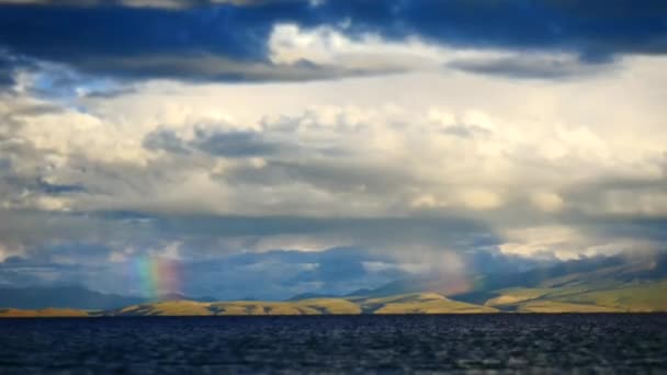 Regenboog boven Mountain Lake Manasarovar Himalaya Tibet — Stockvideo