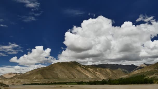 Karlı tepe ve mavi gökyüzü bulutlu Himalaya Dağları Tibet'te — Stok video