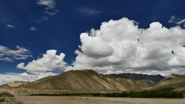 Zasněžené peak a modrá obloha s mraky v Tibetu Himaláje — Stock video