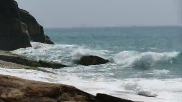 Oceano costa con onde e rocce tempo giri — Video Stock