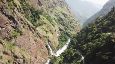 Şelale Himalayalar dron görünümünden hava dan Nepal aralığı