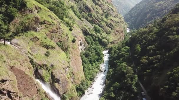 Водоспад в Гімалаях Непал в діапазоні від повітря вид з drone — стокове відео