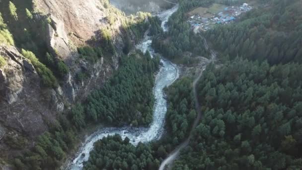 Річка в Гімалаях Непал в діапазоні від повітря вид з drone — стокове відео