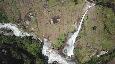 Şelale Himalayalar dron görünümünden hava dan Nepal aralığı
