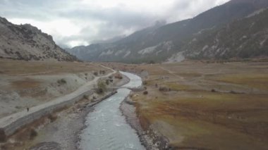 Himalayalar nehirde uçak hava görünümünden gelen Nepal aralığı