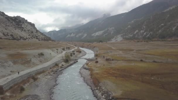 Floden i Himalaya alltifrån luftvy från drone Nepal — Stockvideo