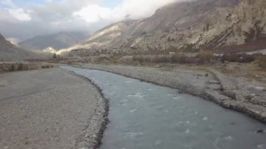 Himalayalar nehirde uçak hava görünümünden gelen Nepal aralığı