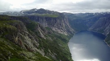 Hava Norveç tarihinde dron'un üzerinden fiyort ve su Trolltunga yakınındaki görüntülemek