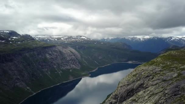 Kijk in de buurt van Trolltunga Fjord en water uit de drone op lucht Noorwegen — Stockvideo